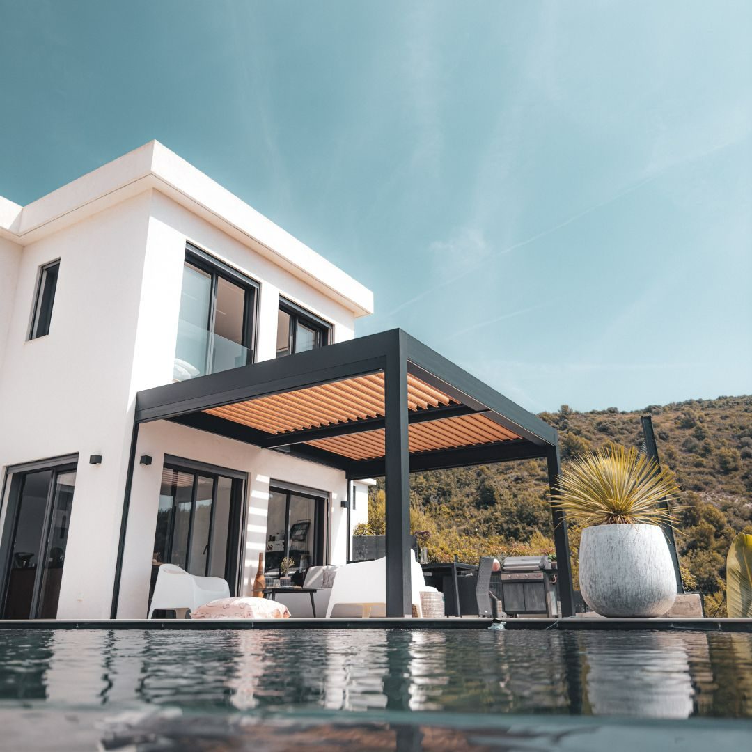 Pergola bioclimatique bord de piscine